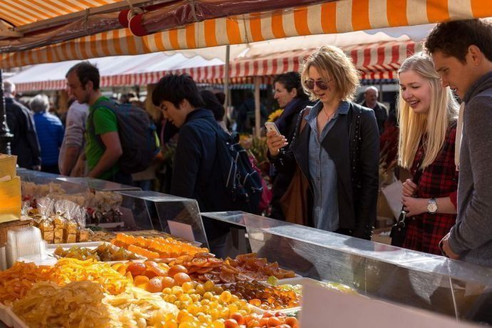 Des gens achètent des fruits secs sur le marché coloré en plein air, choses à faire à Nice, France.