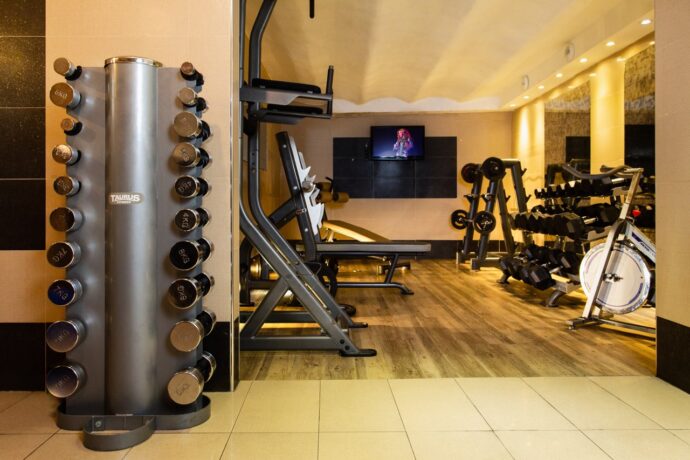 Ein voll ausgestatteter Fitnessraum im Villa Hostel in Nizza, Frankreich