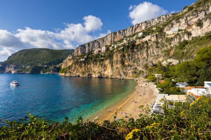 Vacker strand på Franska Rivieran med azurblått hav