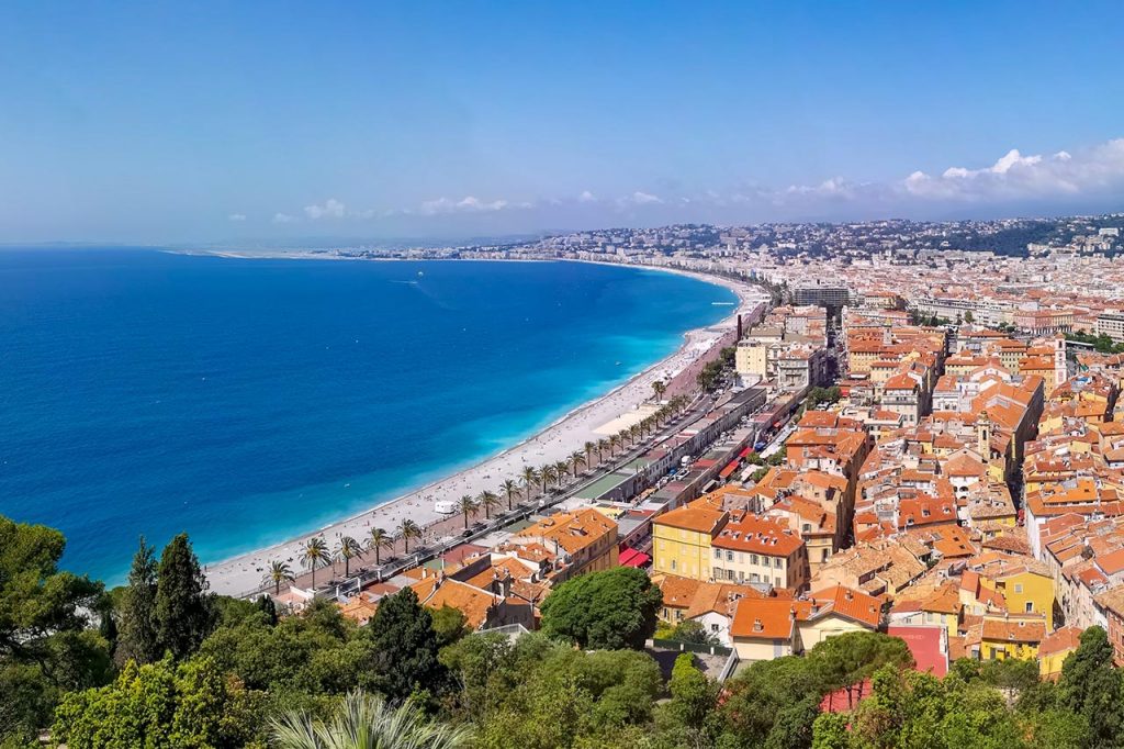 Vue aérienne de la plage de Nice et de la vieille ville, mer d'azur et bâtiments colorés, top 10 des plages de France