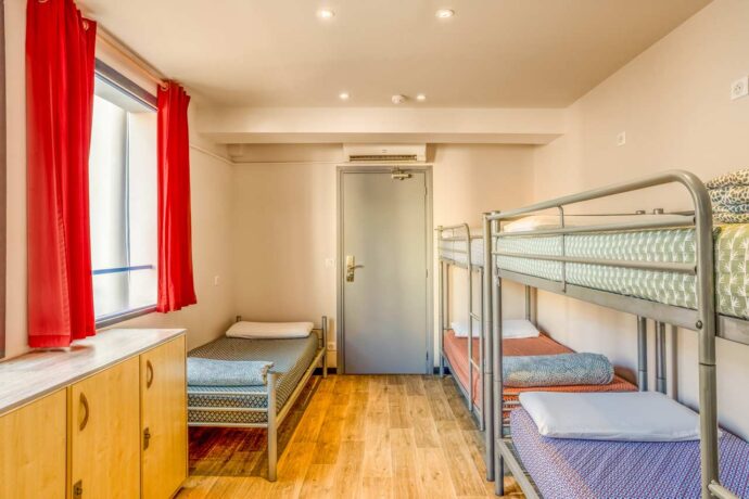 Ein sauberes Zimmer mit Schließfächern. Fünf-Zimmer-Schlafsaal-Unterkunft im Herzen von Nizza, Frankreich