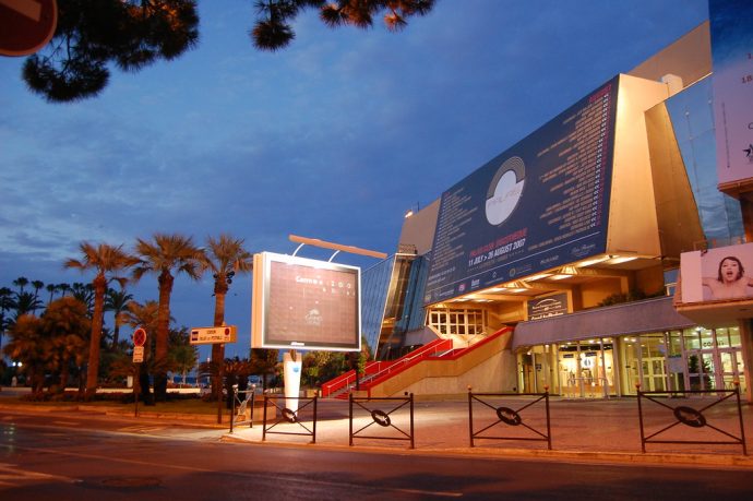 El exterior del Palacio de Festivales de Cannes con su alfombra roja por la noche
