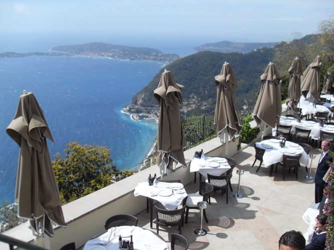 La terraza del restaurante con vistas al mar del Chateau Chèvre d'Or