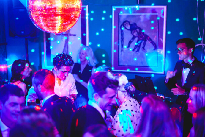 Persone che ballano durante una grande festa nel bar di un ostello a Nizza, in Francia. Vita notturna a Nizza
