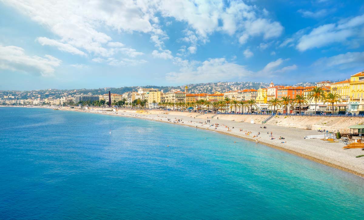 En vacker strand på semestern i Nice, Frankrike