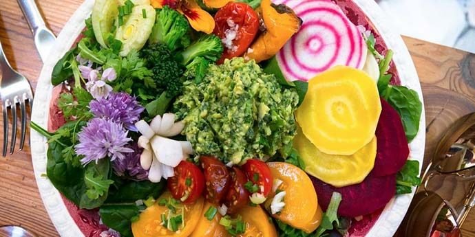 Een bord kleurrijke groenten van oliviera restaurant nice france
