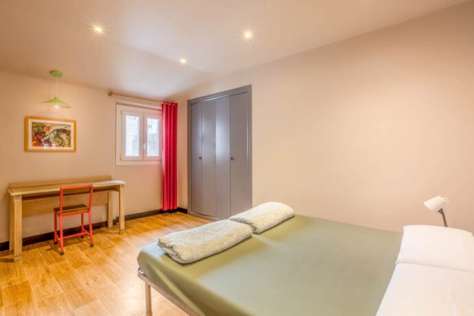 Une chambre double confortable avec salle de bain dans une auberge de jeunesse à Nice, France.
